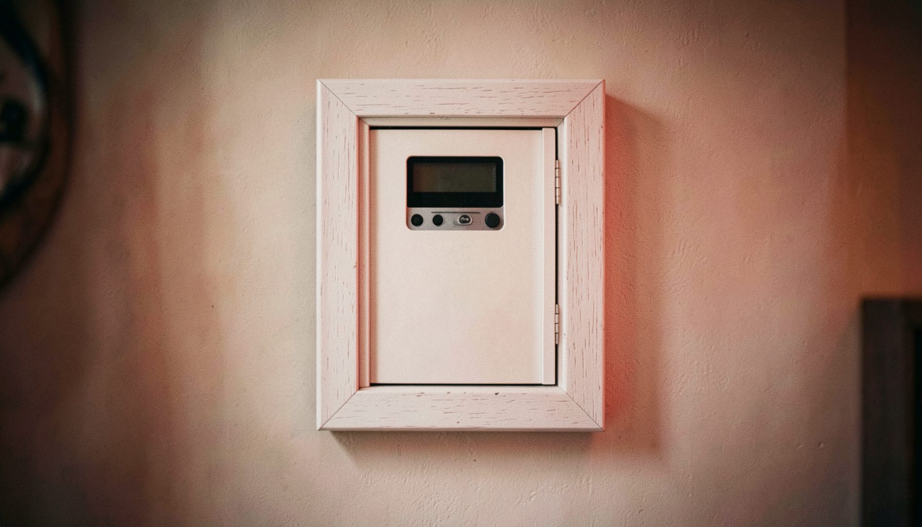 Panneau compteur encastré avec porte pleine, finition blanc cassé, ambiance résidentielle sobre