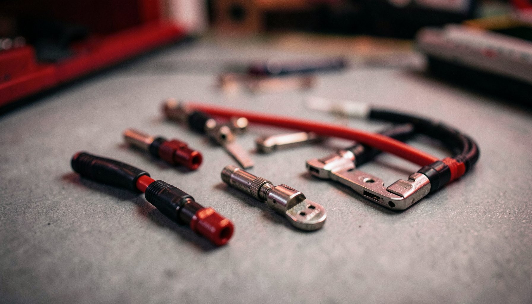 Accessoires de raccordement : connecteurs, embouts, serre-câbles disposés sur un plan de travail gris