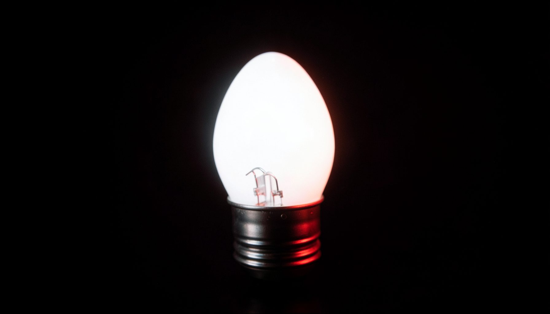 Ampoule LED GU10 vue en gros plan sur fond sombre, lumière blanche neutre, rendu net et moderne